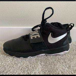 Kids Team Hustle D8 Basketball Shoes Size 5.5